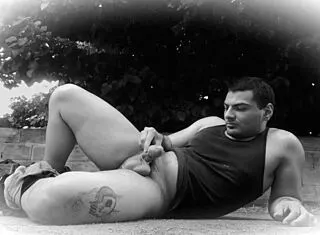 KICKING PANTS RIPPED MUSCULAR BODYBUILDER MASTURBATES HUGE COCK!
