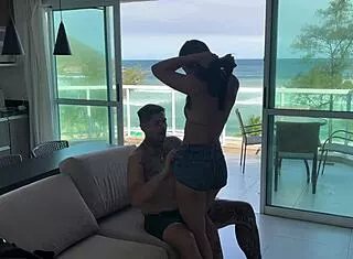 cheguei da praia cheia de tesao e gozei no pau