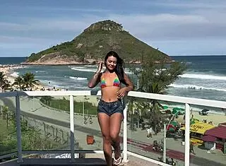 cheguei da praia cheia de tesao e gozei no pau