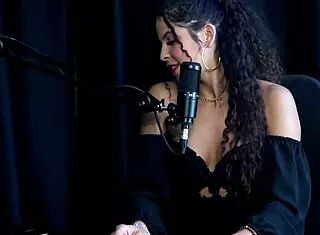 safada's sensual dance hides anal tease on trail