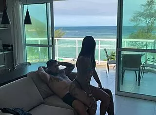 cheguei da praia cheia de tesao e gozei no pau