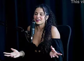 safada's sensual dance hides anal tease on trail