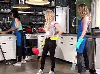 Cleaning ladies finger to lesbian squirting frenzy