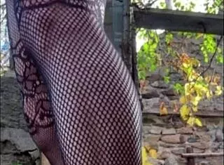 exhibitionist slut squirts flashing public toilet live!