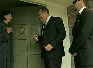 Former wrestler pounds big-titted German milf's shaved pussy in California house sale fuck 🏠💦