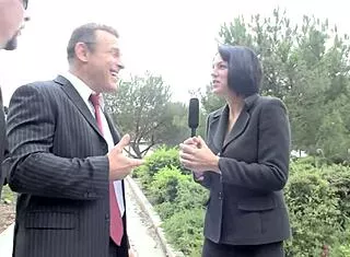 Former wrestler pounds big-titted German milf's shaved pussy in California house sale fuck 🏠💦