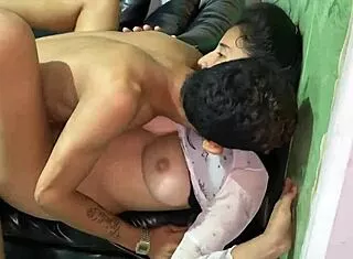 me folla a mi hermanastra y le ordeño sus grandes tetas!