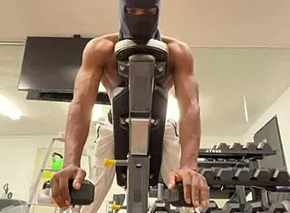 flex those biceps to lift ladies mid fuck 💪😏