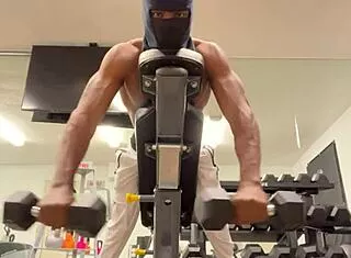 flex those biceps to lift ladies mid fuck 💪😏