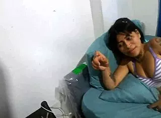 quiero preñarte sin condón es más rico con mi amiga latina petite en el dormitorio