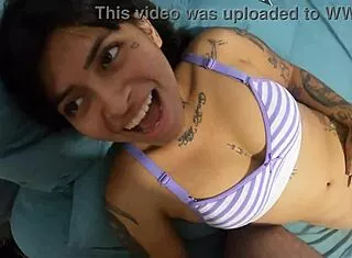 quiero preñarte sin condón es más rico con mi amiga latina petite en el dormitorio