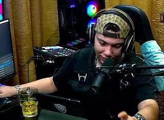 Mari Ávila strips naked on podcast what would you do