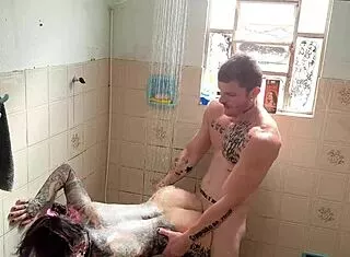quem nunca sonhou foder meia-irma no banho quente