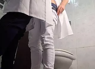 Enfermeira latina safada deepthroats doutor no banheiro hospitalar molhado