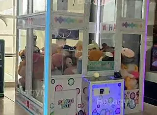 Amateur tries public ass play first time ever