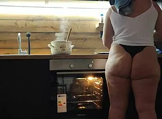 i can't resist that pawg milf shaking her big curvy fat ass in the kitchen