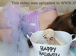 Curvy stepdaughter witch cosplay tempts with her first anal adventure
