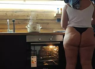 i can't resist that pawg milf shaking her big curvy fat ass in the kitchen