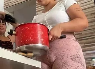 big pussy friend helps with lunch flashing ass 🍑😜