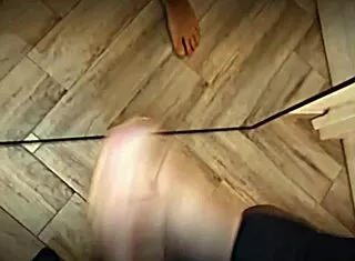 guarda come ti sborro in faccia e ti faccio bere tutto con sega cazzo enorme