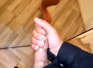 guarda come ti sborro in faccia e ti faccio bere tutto con sega cazzo enorme