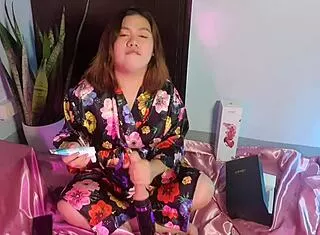 Chubby Andrea's Contrasting Climax Surge With Honeyplaybox Toy