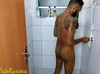 no banheiro tesão fudido me fez gozar gostoso no pauzão 😩💦