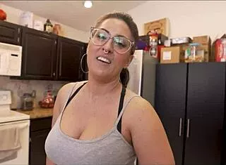 Jasper Nyx Stepmom Begs for Bill Help Creampie