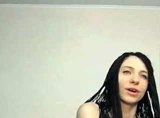 dread girl shakes big ass tits dancing on icambro webcam