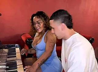BBW piano teacher Carla Morelli removes Max Betancur's condom