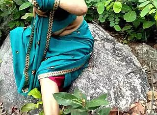भूखी सौतेली माँ को जंगल में कड़ी चुदाई tight pussy outdoor