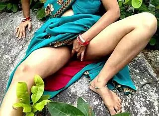 भूखी सौतेली माँ को जंगल में कड़ी चुदाई tight pussy outdoor