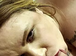 dj brisa mamando deitada até engasgar no pauzão do amigo?