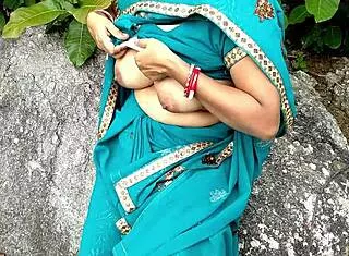 भूखी सौतेली माँ को जंगल में कड़ी चुदाई tight pussy outdoor