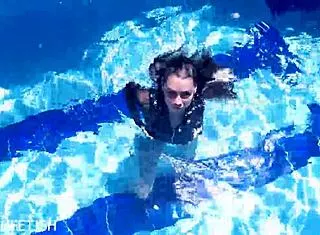 Jessica Bunny's latex body submerged, ready to submit underwater...