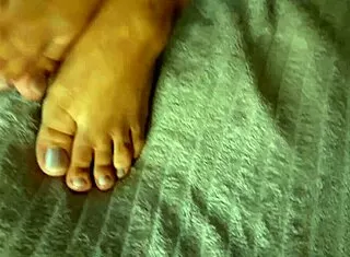 your girlfriend's cute petite feet make me wanna lick and dominate 😍👣
