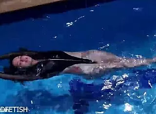 Jessica Bunny's latex body submerged, ready to submit underwater...