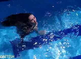 Jessica Bunny's latex body submerged, ready to submit underwater...