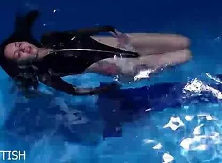Jessica Bunny's latex body submerged, ready to submit underwater...