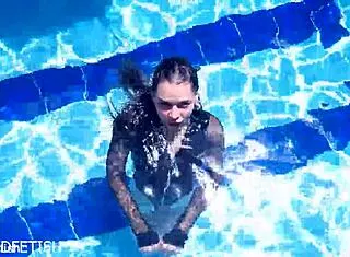Jessica Bunny's latex body submerged, ready to submit underwater...