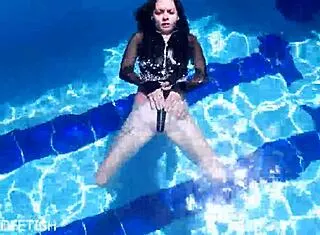 Jessica Bunny's latex body submerged, ready to submit underwater...