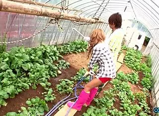 friend helps her cum hard ridin in greenhouse 🌱💦😩