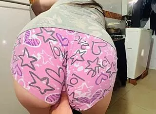 madrastra con cameltoe en shorts seduce hijastro con su concha?