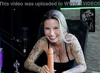 Loira safada chupa e mostra buceta antes anal!