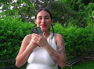 Retando una embarazada a que use un plug anal por dinero