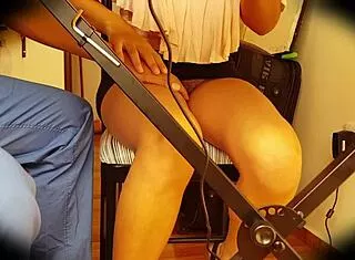 Bajo faldas universitaria colombiana viene sin bragas