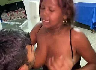 follo a mi hermanastra cuando llega de la calle por su coño