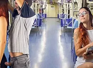 pervertido goza nos peitos da passageira de onibus em publico