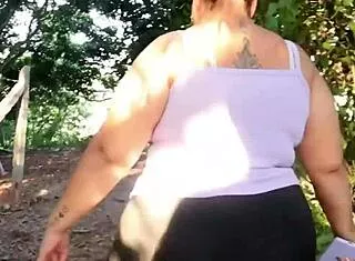 mamada en publico en una carretera chica mama verga a un desconocido