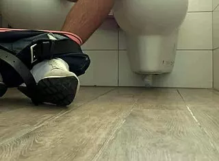 Beccato a masturbarsi spio ragazzo orgasmo reale